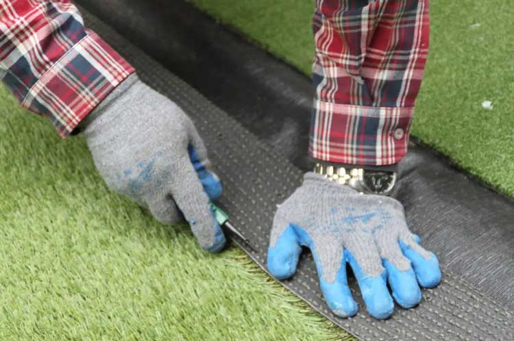 artificial-grass-installation-cut-edges