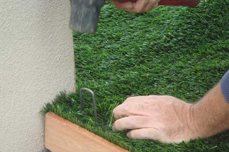 artificial-grass-installation-pin-perimeters